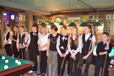 Четырнадцать рязанок отметили женский день игрой на бильярде